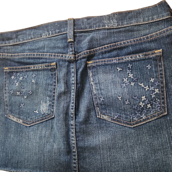 Old Navy Y2K Ultra Low Rise Dark Blue Denim Embroidered Flower Mini Skirt Size 6 - Picture 5 of 6